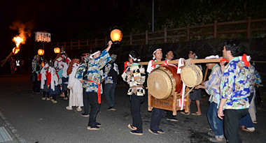 行列となって奈良沢神社まで進む