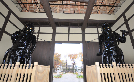 現在、飯山駅近くで展示・公開されている漆黒の仁王像