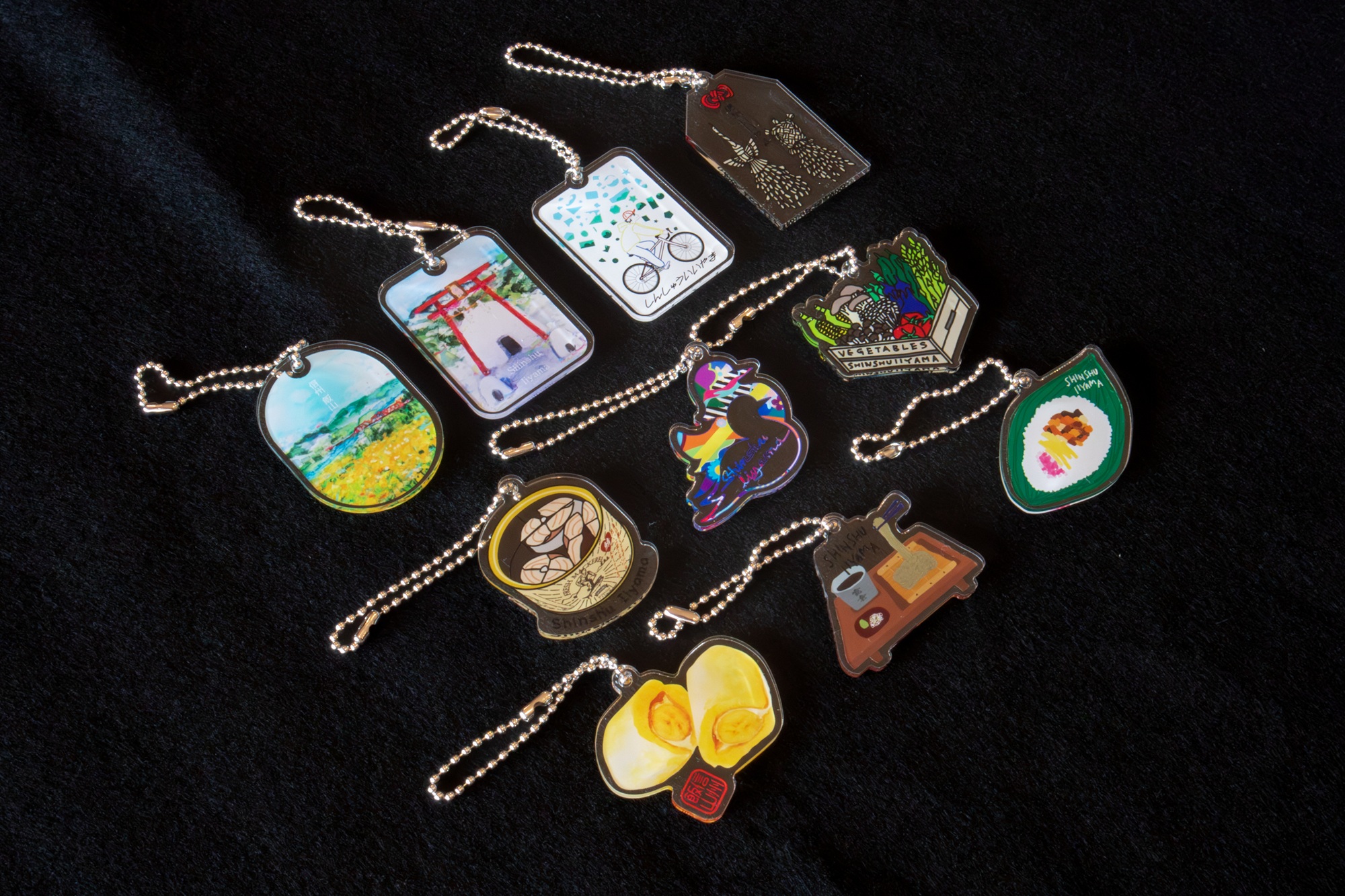 飯山らしさ」を詰め込んだ、アーティストコラボのアクリルキーホルダー